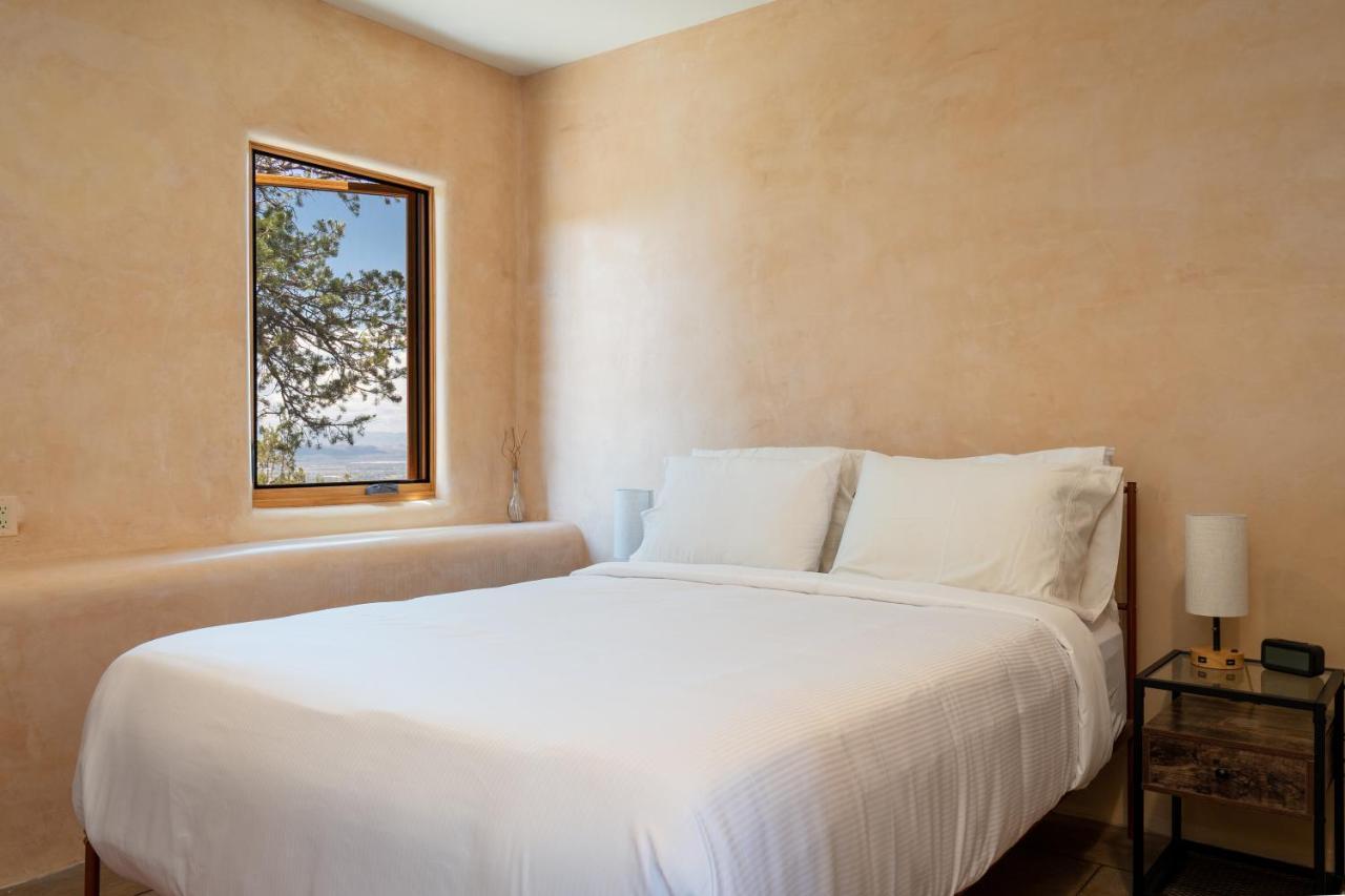 Santa Fe Ridgetop Retreat With 2 Hot Tubs And Views Екстериор снимка